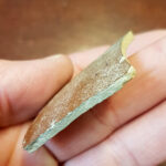 In diesem Bild sieht man die Bruchkante der Keramikscherbe. Sie ist sehr hell und der Ton sehr fein gemagert.